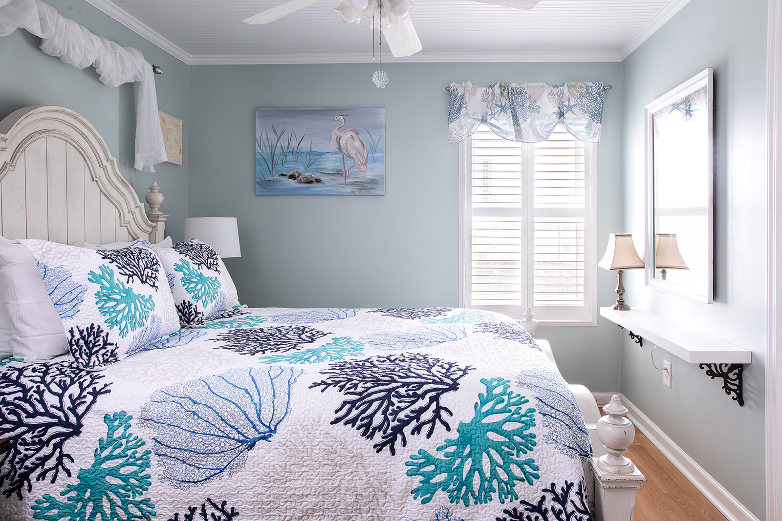 Queen bedroom at The Nauti Mermaid